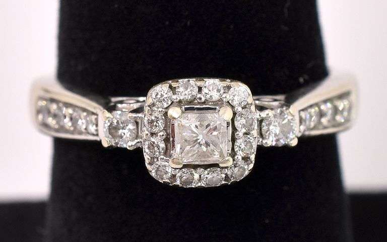 Gorgeous Diamond Ring In 14K White Gold