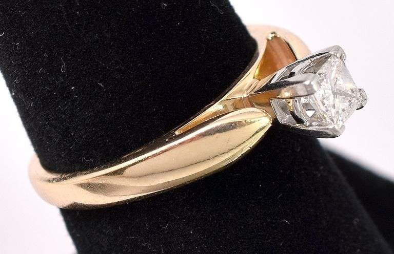 Brilliant Approx. 0.22 CTW Diamond Ring in 14K Yellow Gold
