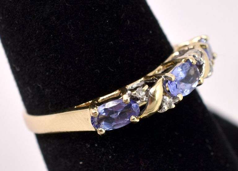 Splendid Purple Iolite Gem Ring In Yellow Gold