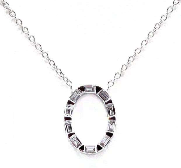 Sophisticated 18kt White Gold Necklace With Oval Diamond Pendant