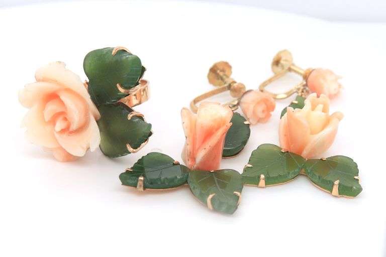 Set of Rose Collection Ring and Earrings in Yellow Gold