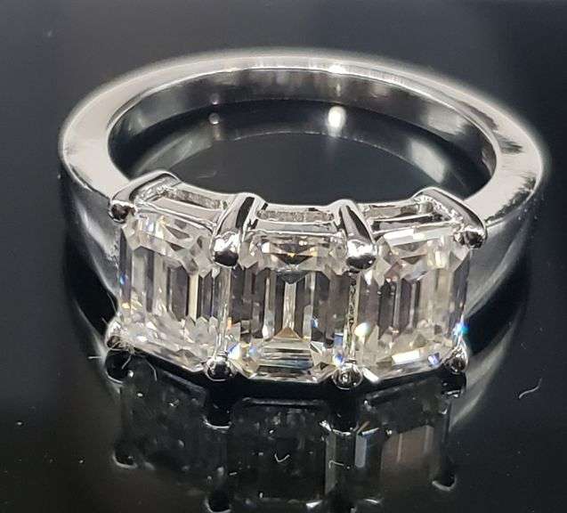 Sparkling 3.05 Ct VVs1 F-G Fire Moissanite Ring