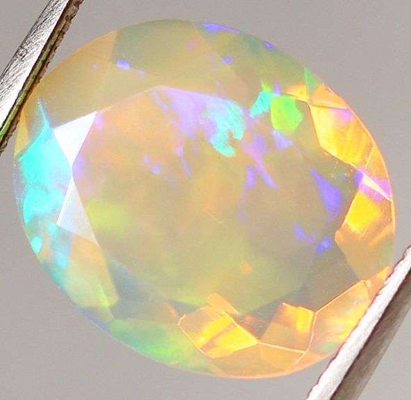 Wonderful glittering 2.61ct faceted Jelly Opal
