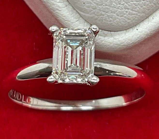 CERTIFIED BRAND NEW 14K WHITE GOLD AND DIAMOND SOLITAIRE RING. 0.91 CARAT