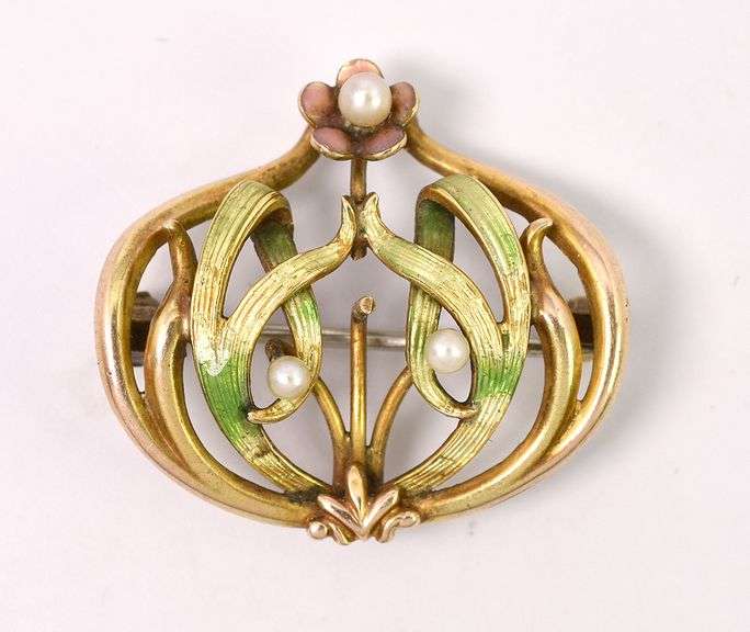 Elegant Flower Pin In Yellow Gold