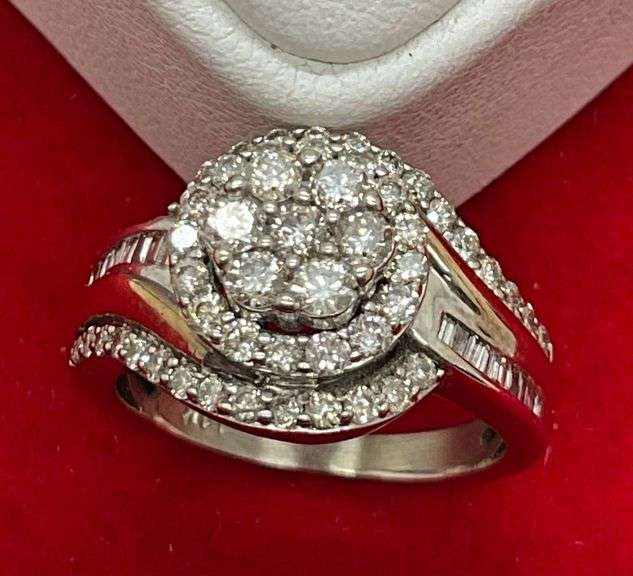 CERTIFIED LADIES 14K GOLD AND DIAMOND CLUSTER RING