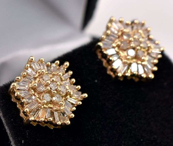 Sparkling Diamond Stud Earring In Yellow Gold