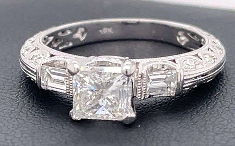 14K WHITE GOLD ENGAGEMENT RING WITH DIAMONDS