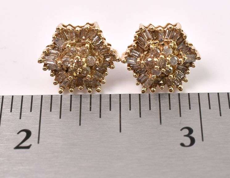 Sparkling Diamond Stud Earring In Yellow Gold