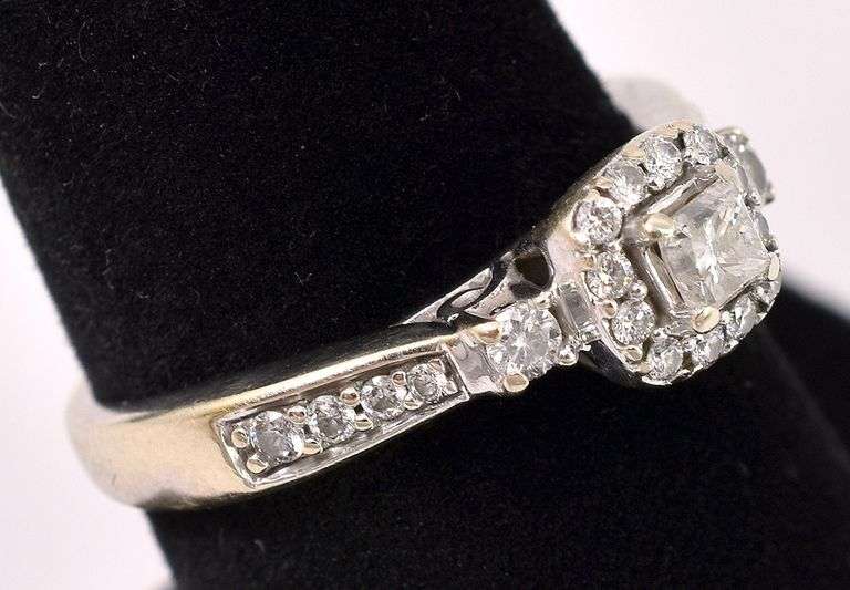Gorgeous Diamond Ring In 14K White Gold