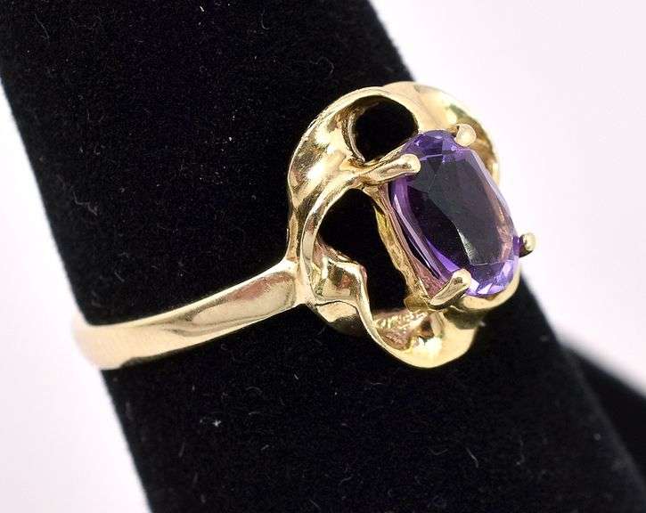 Beauteous Purple Amethyst Ring In Yellow Gold