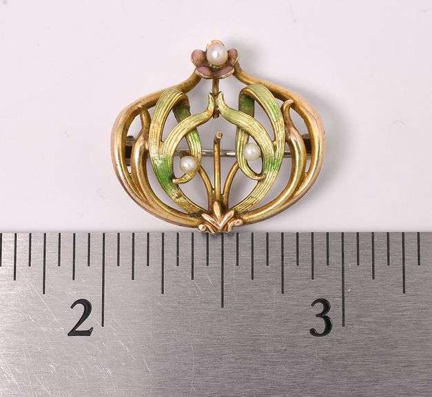 Elegant Flower Pin In Yellow Gold