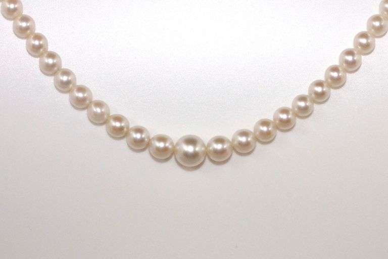 Classic Graduated Pearl Necklace