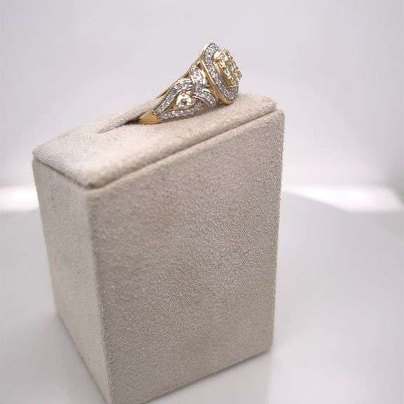 10K YELLOW GOLD RING WITH DIAMONDS