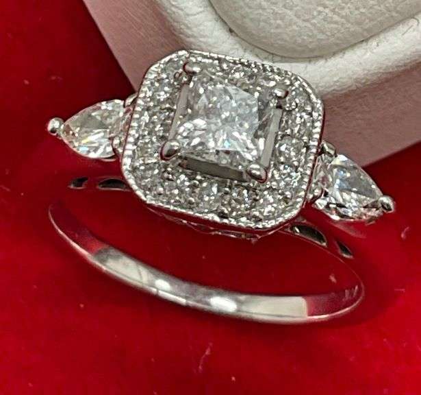 CERTIFIED 14K WHITE GOLD AND DIAMOND RING. 1.12 CARAT.
