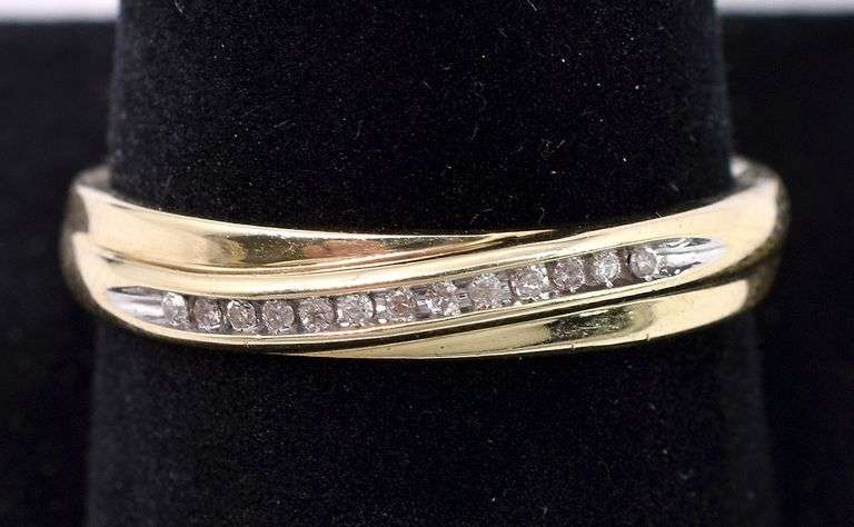 Charming Mens Diamond Ring Band In Yellow Gold