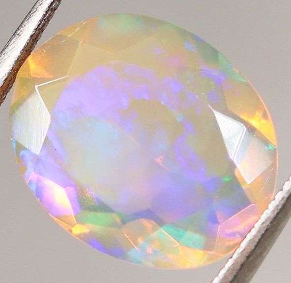 Wonderful glittering 2.61ct faceted Jelly Opal