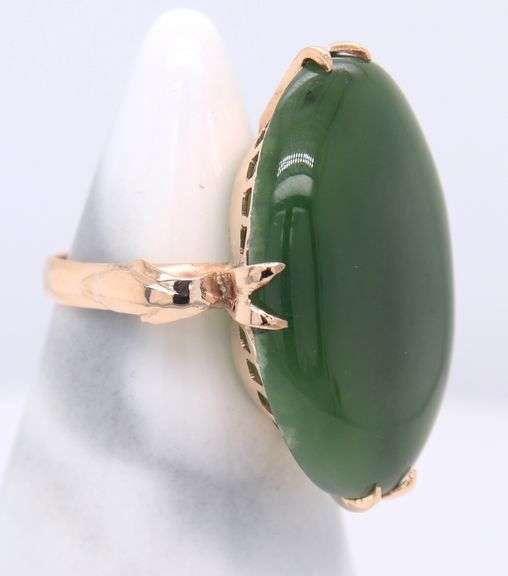 Vintage Yellow Gold oval Green Jade Ring