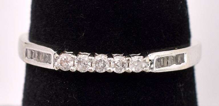 Gorgeous Approx. 0.11CTW Diamond Ring In White Gold