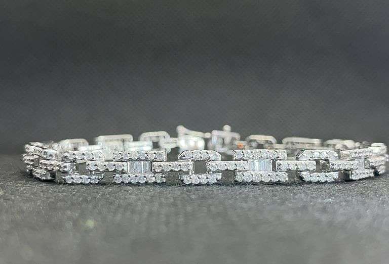 STUNNING 3.00 CARATS T.W BAGUETTE DIAMOND LINK BRACELET IN 14K WHITE GOLD
