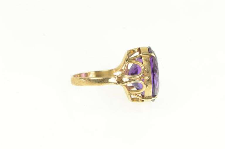 14K Yellow Gold Vintage Oval Amethyst Solitaire Cocktail Ring
