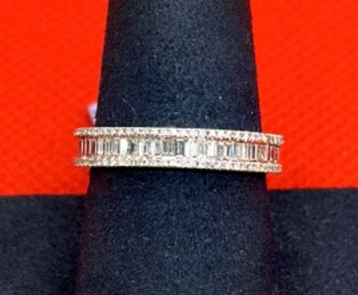 STUNNING BAGUETTE WEDDING BAND 