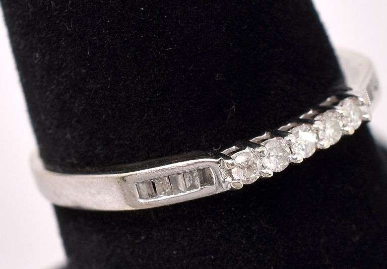 Gorgeous Approx. 0.11CTW Diamond Ring In White Gold