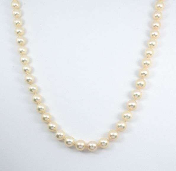 Lovely lustrous Strand of Cultured Pearls