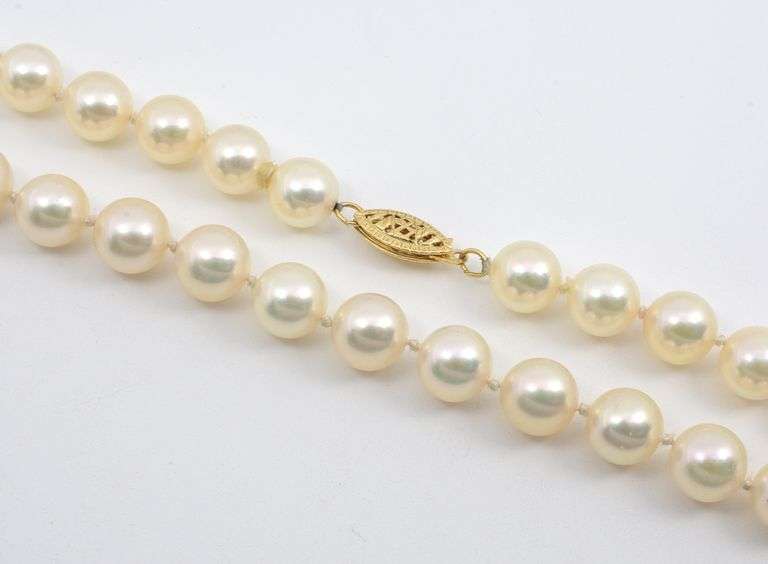 Lovely lustrous Strand of Cultured Pearls
