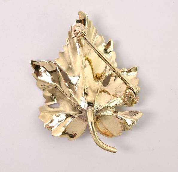 Beautiful Leaf Pin With Diamond In 14K Yellow Gold