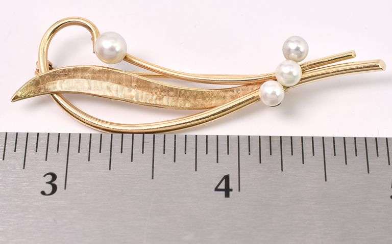 Unique Pearl Pin In 14K Yellow Gold