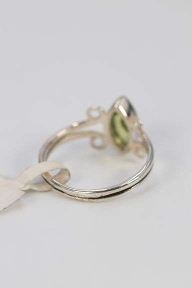 Sterling Silver Natural Peridot Gemstone Ring Size 6
