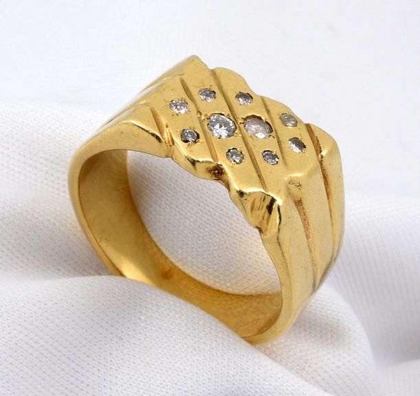 Tasteful Men's Ring with Diamonds