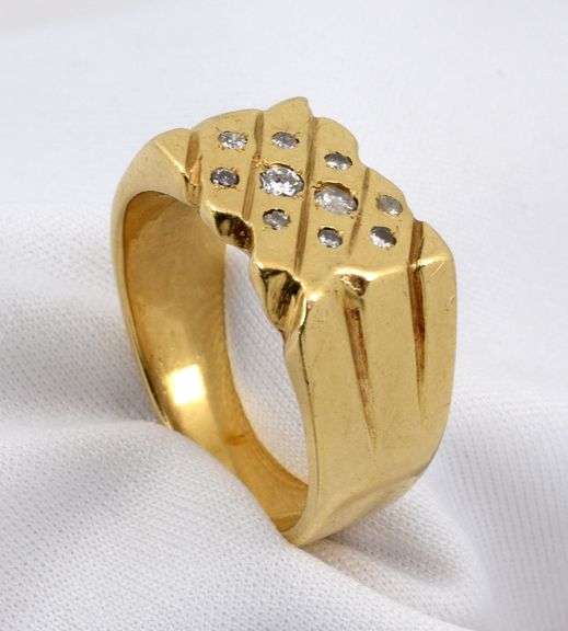 Tasteful Men's Ring with Diamonds
