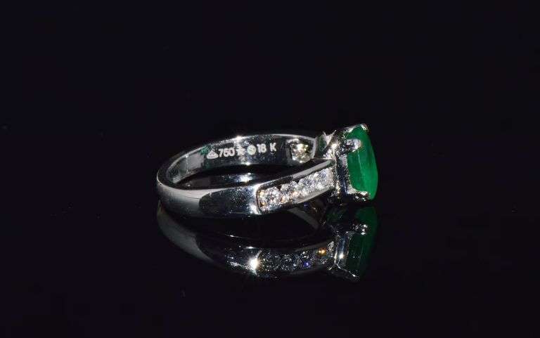 Beautiful 18kt Solid White Gold, Emerald, & Diamond Ring