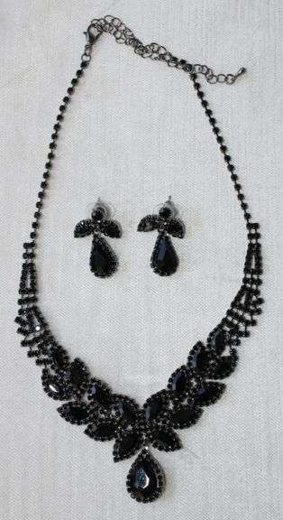 Sapphire Color Jewelry Neck Lace And Earrings