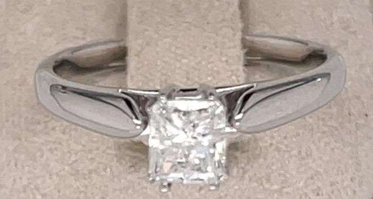14K WHITE GOLD ENGAGEMENT RING WITH DIAMOND