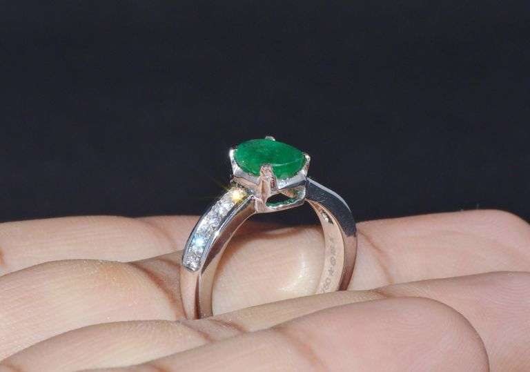 Beautiful 18kt Solid White Gold, Emerald, & Diamond Ring