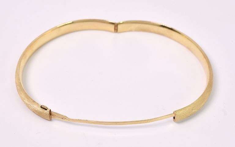 Delightful Leaf Bangle Bracelet In 14K Yellow Gold