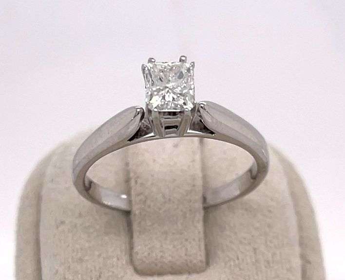14K WHITE GOLD ENGAGEMENT RING WITH DIAMOND