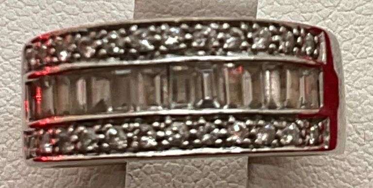 LADIES 14K WHITE GOLD DIAMOND BAND