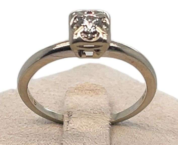 14K WHITE GOLD ENGAGEMENT RING WITH DIAMOND
