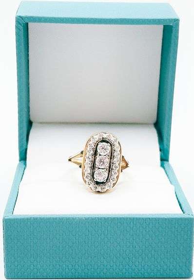 Gorgeous 14kt Solid Yellow Gold & Diamond Ring!