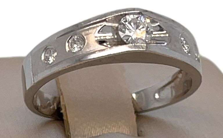 14K WHITE GOLD RING WIDH DIAMONDS