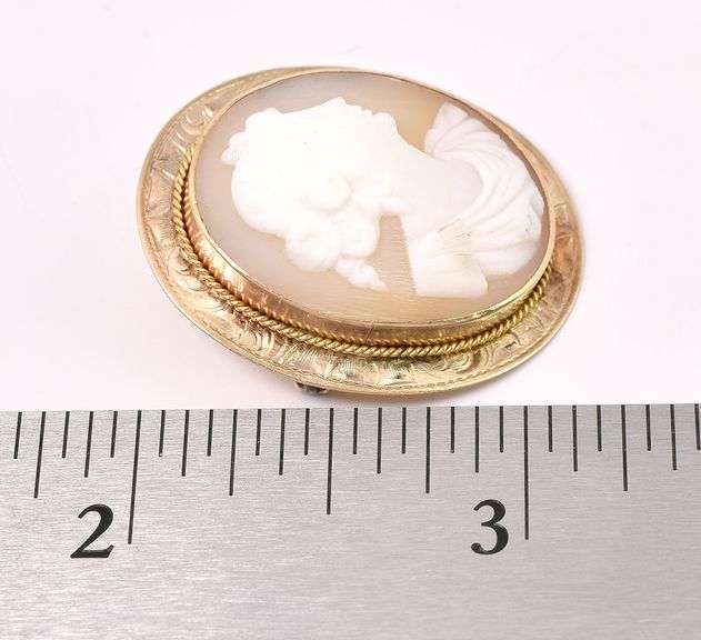 Vintage Cameo Pin In Yellow Gold