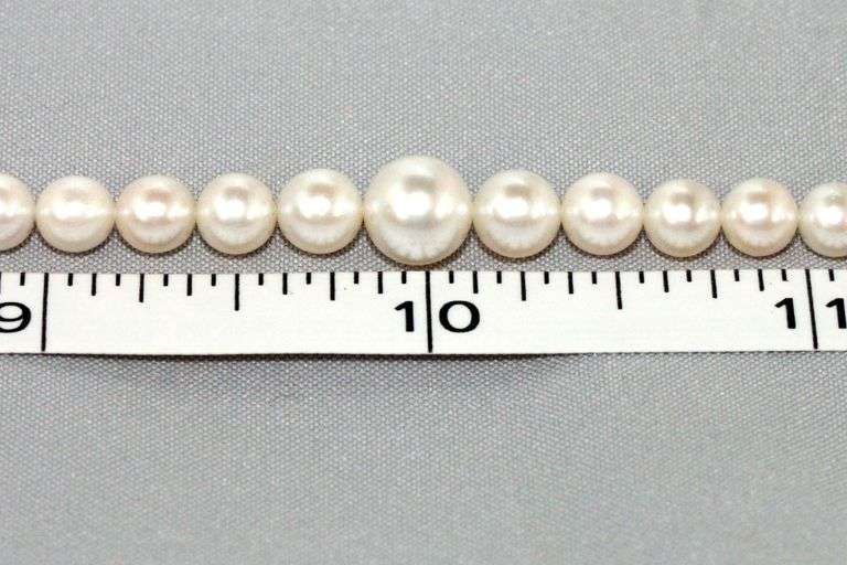 Classic Graduated Pearl Necklace