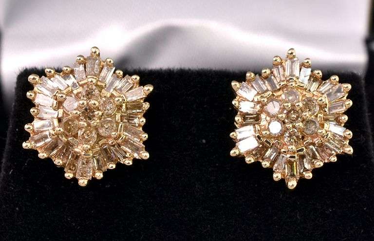 Sparkling Diamond Stud Earring In Yellow Gold