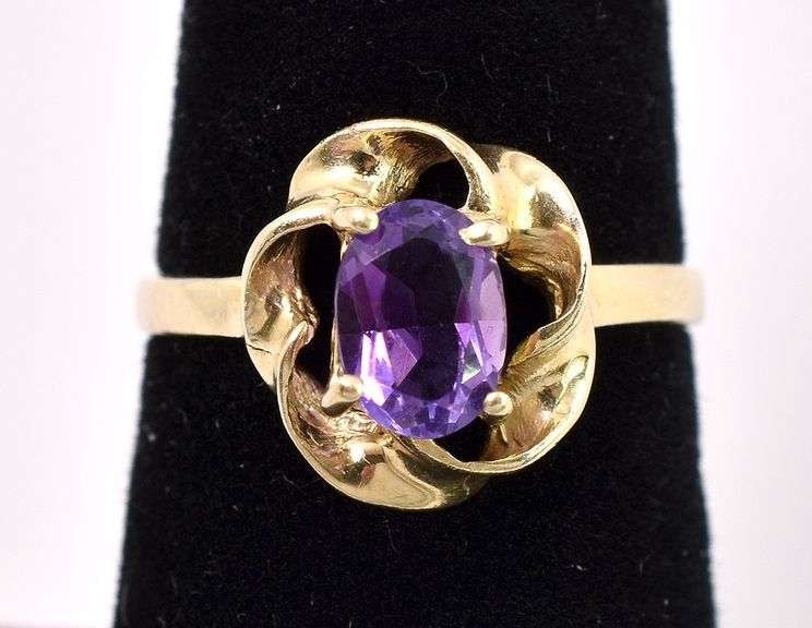 Beauteous Purple Amethyst Ring In Yellow Gold