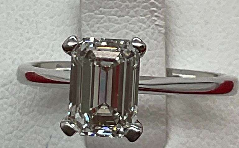 CERTIFIED BRAND NEW LADIES 14K WHITE GOLD AND DIAMOND SOLITAIRE RING. 1,55 CARAT