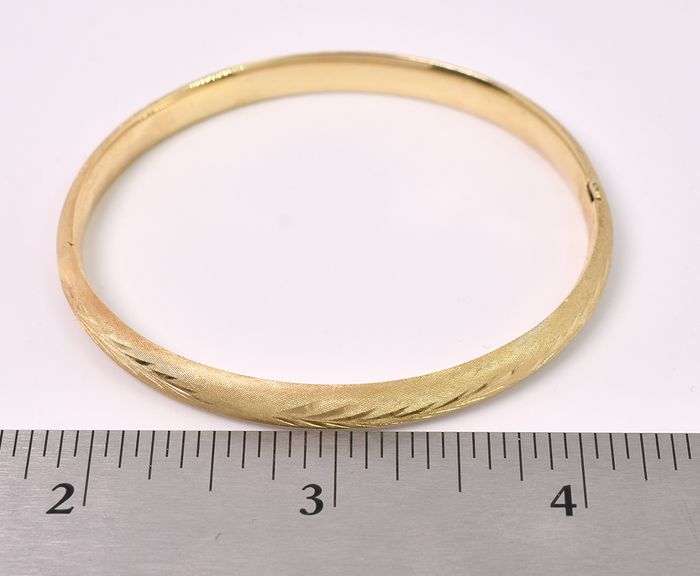 Delightful Leaf Bangle Bracelet In 14K Yellow Gold